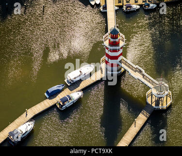 Rheinsberg Marina, Hafendorf Rheinsberg, porto, case vacanza con fasi di atterraggio sul lago "Großer Rheinsberger vedere', Rheinsberg, Meclemburgo Lake Plateau, Brandeburgo, Germania Foto Stock