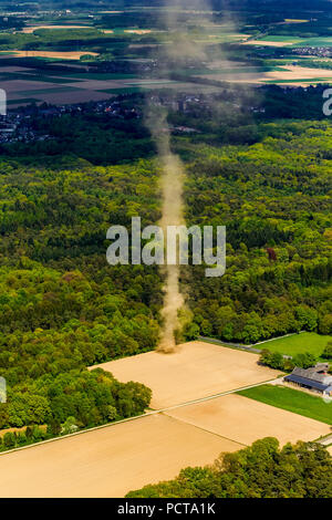 Turbine in un campo vicino a Mönchengladbach, piccolo tornado Foto Stock