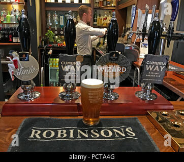 Frederic Robinson Ales, su una barra, bracci di Parr,Grappenhall,WARRINGTON,CHESHIRE,North West England, Regno Unito Foto Stock