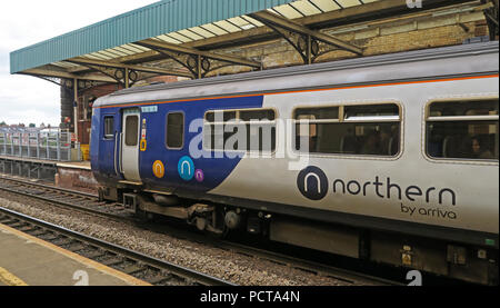 Da nord arriva il logo sul carrello del treno, Warrington Central Station, Cheshire, North West England, Regno Unito Foto Stock