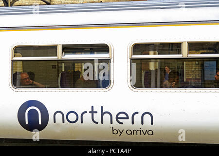 Da nord arriva il logo sul carrello del treno, Warrington Central Station, Cheshire, North West England, Regno Unito Foto Stock