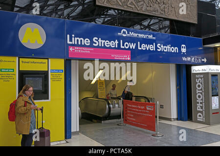 Lime Street di basso livello della stazione ferroviaria di ingresso, il Liverpool Lime Street, Merseyside, North West England, Regno Unito Foto Stock