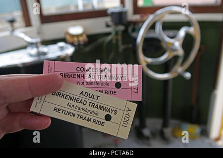 I biglietti del tram, essendo perforato, Birkenhead tranviarie, Merseyside, North West England, Regno Unito Foto Stock