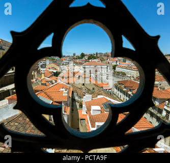 Vista attraverso il ferro battuto griglia dal più famoso ascensore in Portogallo Elevador do Município o Elevador da biblioteca e l'Elevador de S. Julião sulla città vecchia di Portogallo con i tetti rossi, Lisbona, distretto di Lisbona, Portogallo, Europa Foto Stock