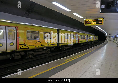Giallo Merseyrail, Liverpool UEM treno sotterraneo, a Birkenhead Hamilton si piazza Stazione Ferroviaria, Merseyside North West England, Regno Unito Foto Stock