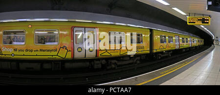 Giallo Merseyrail, Liverpool UEM treno sotterraneo, a Birkenhead Hamilton si piazza Stazione Ferroviaria, Merseyside North West England, Regno Unito Foto Stock