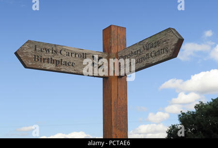 Fingerpost di Lewis Carroll natali & Lewis Carroll Center, Morphany Lane, Daresbury, Sud Warrington, Cheshire, North West England, Regno Unito Foto Stock