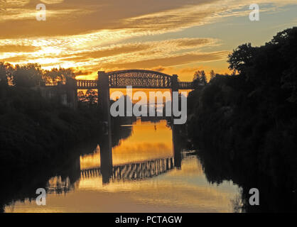 Sunrise a Latchford serrature, MSCC, Warrington, Cheshire, North West England, Regno Unito Foto Stock