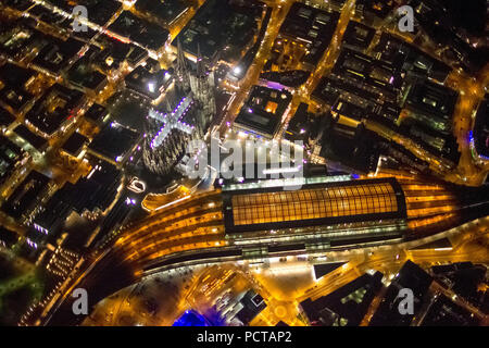 Vista aerea, la cattedrale di Colonia di notte con la stazione ferroviaria centrale di Colonia, Colonia, nella Renania, Colonia, nella Renania settentrionale-Vestfalia, Germania, Europa Foto Stock