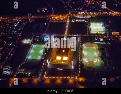 Vista aerea, RheinEnergieStadion, Müngersdorfer Stadion, 1. FC Colonia, Bundesliga stadium di notte night shot, Colonia, nella Renania, Colonia, nella Renania settentrionale-Vestfalia, Germania, Europa Foto Stock