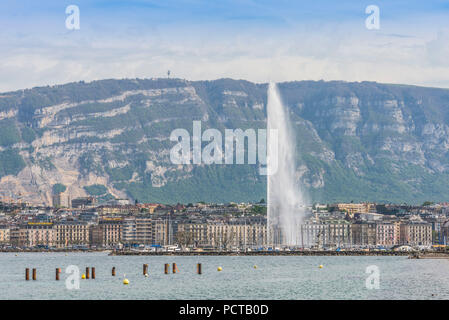 Vista del lago con fontana Jet d'eau nella parte anteriore del waterfront, Ginevra, il Cantone di Ginevra, Svizzera Occidentale, Svizzera Foto Stock