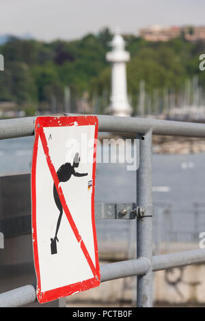 Segnale di divieto a Quai du Mont-Blanc pier con faro Phare des Pâquis, Ginevra, il Cantone di Ginevra, Svizzera Occidentale, Svizzera Foto Stock