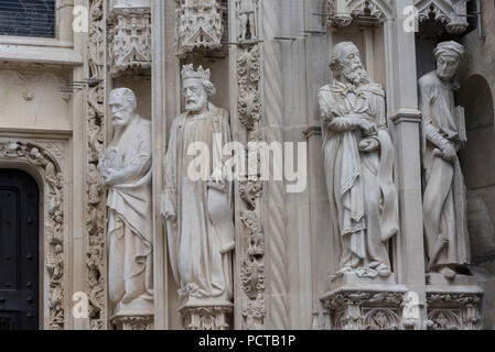 Figure sacre sul portale ovest, la cattedrale di Notre Dame, Losanna, nel Cantone di Vaud, Svizzera Occidentale, Svizzera Foto Stock