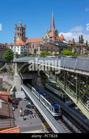 Vista dalla rue Centrale sul Pont Charles-Bessières ponte con la metropolitana e la Cattedrale di Notre Dame con la città vecchia, Losanna, nel cantone di Vaud, Svizzera Occidentale, Svizzera Foto Stock