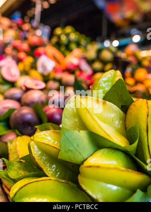 Mercat de Mercato di Boqueria Hall di Barcellona, frutta Foto Stock