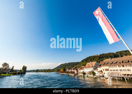 Svizzera Canton Sciaffusa, Stein am Rhein, Lago di Costanza, Reno, la città vecchia, la riva del Reno, bandiera svizzera, bandiera Foto Stock