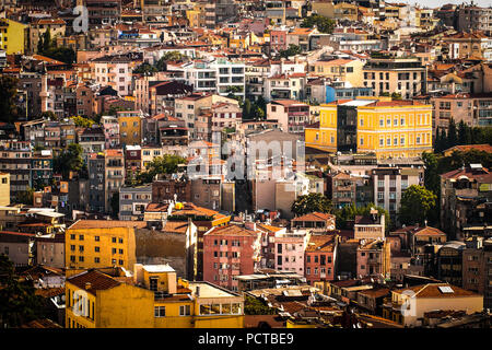 Vista dalla Torre di Galata su Besiktas, case, grande città Foto Stock