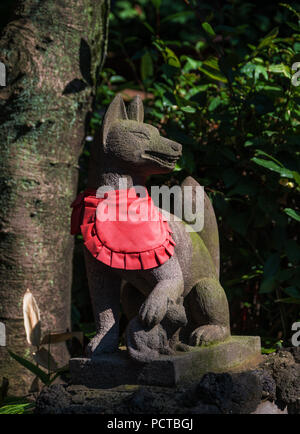 Kitsune statuetta vicino a un santuario shintoista. Una soprannaturale fox nella vecchia japanee fiabe e leggende Foto Stock