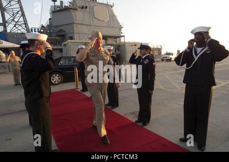 SAN DIEGO (GEN. 11, 2008) -- Capo di operazioni navali (CNO) Adm. Gary Roughead saluta i ragazzi sul lato di arrivo alla USS Milius (DDG 69). Roughead ha parlato di singoli Augmentee (IA) assegnazioni e ha ringraziato l'equipaggio per il loro duro lavoro. Roughead era nella regione touring grande pubblico e privato siti di costruzione navale di approfondire la sua comprensione, sviluppare la marina militare del rapporto con l'industria e ascoltare le prospettive da vari costruttori navali. Foto Stock