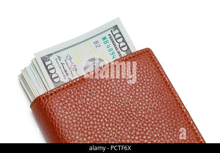 Portafoglio in pelle pieno di centinaia di dollari isolato su bianco. Foto Stock