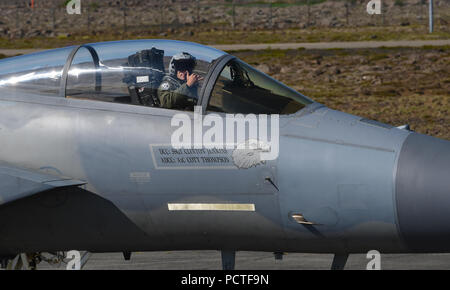 Un pilota assegnato all'493rd Expeditionary Fighter Squadron in un F-15C Eagle taxi verso il basso la Flightline a Keflavik Base aerea, Islanda, 30 luglio 2018. Pur fornendo infrastrutture critiche e supporto, l Islanda ha guardato ai suoi alleati della NATO per fornire la sorveglianza aerea e le capacità di intercettazione per soddisfare il suo tempo di pace ha bisogno di preparazione dal 2008. (U.S. Air Force foto/Staff Sgt. Alex Fox Echols III) Foto Stock