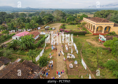 Hacienda Iznaga, dimora della famiglia Iznaga, vista dalla Torre de Iznaga, monumento, ex torre di osservazione per l'osservazione degli schiavi, piantagione di zucchero, la Valle de los Ingenios, Trinidad, Sancti Spiritus Provincia, Cuba, la Repubblica di Cuba, Antille Maggiori, dei Caraibi Foto Stock