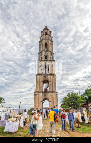 Fornitore di merci di fronte alla Torre de Iznaga, monumento, ex torre di osservazione per l'osservazione degli schiavi, piantagione di zucchero, la Valle de los Ingenios, Trinidad, Sancti Spiritus Provincia, Cuba, la Repubblica di Cuba, Antille Maggiori, dei Caraibi Foto Stock