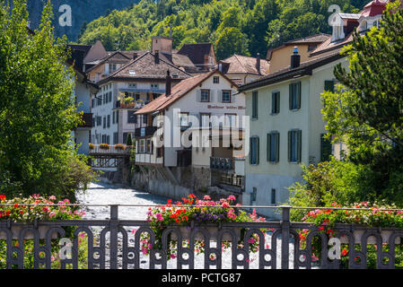 Fila di case a fiume Tamina in Bad Ragaz, Canton San Gallo, Svizzera Foto Stock