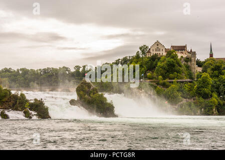 Vista sulle Cascate del Reno e Cascate del Reno rock al Castello Laufen, vicino Schaffhausen, Svizzera Foto Stock