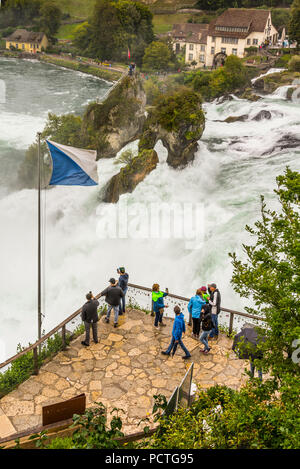 Vista dal castello Laufen sulla terrazza di osservazione con cascate del Reno e Cascate del Reno rock vicino a Neuhausen, canton Sciaffusa, Svizzera Foto Stock