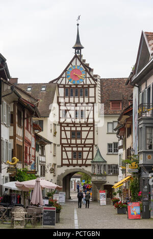 Colorata semi-case con travi di legno e il city gate 'Untertor', Stein am Rhein, canton Sciaffusa, Svizzera Foto Stock