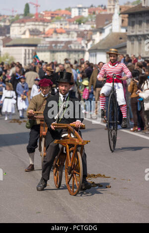 Membri della corporazione su la parata delle corporazioni, il Festival di Primavera di 'Sechseläuten', Old Town, Zurigo, Cantone di Zurigo, Svizzera Foto Stock