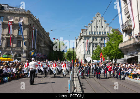 Banda di membri della Corporazione su guild parade, Festival di Primavera di 'Sechseläuten', Old Town, Zurigo, Canton Zurigo, Svizzera Foto Stock