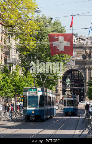 Il tram nella Bahnhofstrasse di fronte alla principale stazione ferroviaria, Old Town, Zurigo, Cantone di Zurigo, Svizzera Foto Stock
