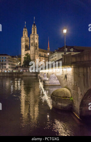 Vista di Münsterbrücke e Grossmünster di notte, la città vecchia di Zurigo, il Cantone di Zurigo, Svizzera Foto Stock