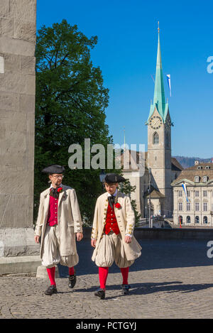 Membri della corporazione su la sfilata delle corporazioni affacciato Fraumünster, Festival di Primavera di 'Sechseläuten', Old Town, Zurigo, Cantone di Zurigo, Svizzera Foto Stock