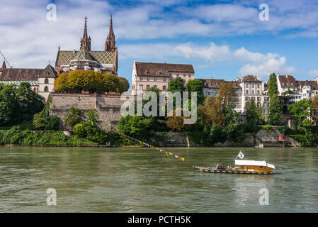 Vista sul fiume Reno fino alla città vecchia di Grossbasel con Minster, Basilea, il Cantone di Basilea Città, Svizzera Foto Stock