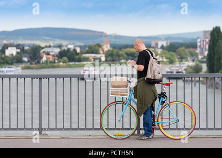 Ciclista sul Fiume Ponte sul Reno, Quartier St. Johann, Basilea, il Cantone di Basilea Città, Svizzera Foto Stock
