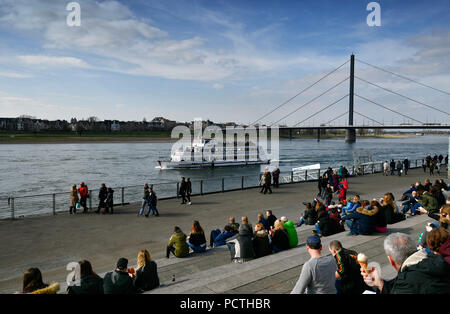 Persone sittin su Spanischer Treppe, escursione nave Stadt Dusseldorf, passeggiata sul lungofiume del Reno Foto Stock