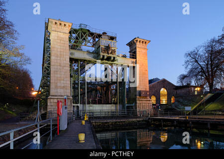 La LWL - Museo del patrimonio industriale, Henrichenburg boat lift sul Canal Dortmund-Ems nella luce della sera, Waltrop - Oberwiese, Nord Reno-Westfalia, Germania Foto Stock