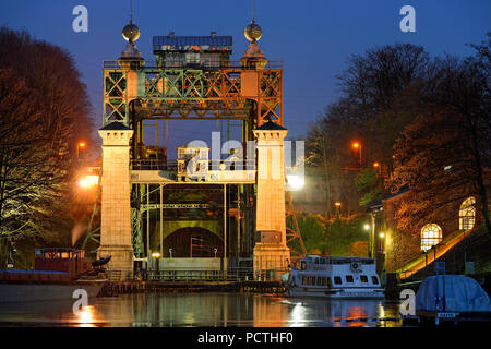 La LWL - Museo del patrimonio industriale, Henrichenburg boat lift sul Canal Dortmund-Ems nella luce della sera, Waltrop - Oberwiese, Nord Reno-Westfalia, Germania Foto Stock