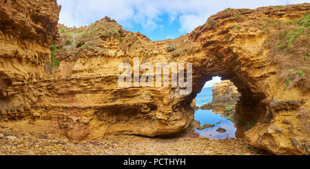 Paesaggio 'grotta', Great Ocean Road, Parco Nazionale di Port Campbell, Victoria, Australia, Oceania Foto Stock