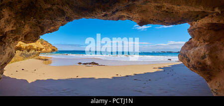 Grotte di spiaggia costiera, paesaggio, Great Ocean Road, Parco Nazionale di Port Campbell, Victoria, Australia, Oceania Foto Stock