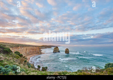 Sunrise a dodici apostoli, Great Ocean Road, Parco Nazionale di Port Campbell, Victoria, Australia, Oceania Foto Stock