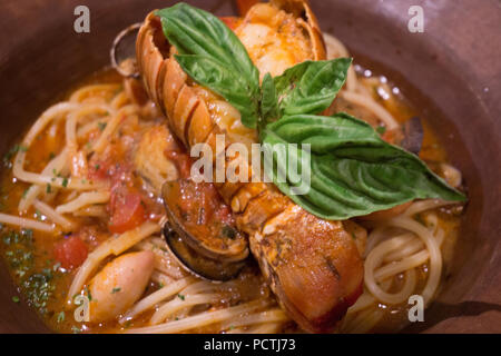 Gamberi deliziosi e aragosta piatto. Afrodisiaco piatto. Foto Stock