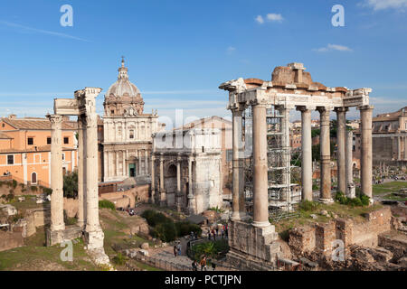 Foro romano con il Tempio di Saturno e Severus Arch, Foro Romano, Roma, lazio, Italy Foto Stock