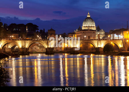 Vista sul Tevere per il Ponte Vittorio Emanuele II e la Basilica di San Pietro, Roma, lazio, Italy Foto Stock