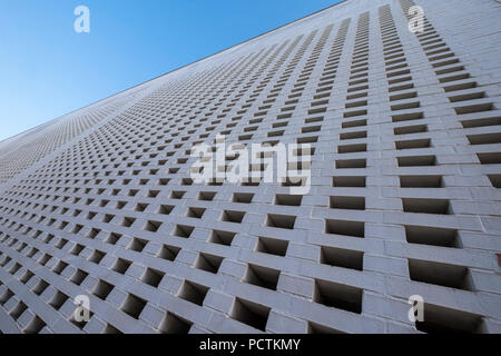 Muro bianco con una serie di fori creando un immagine astratta Foto Stock