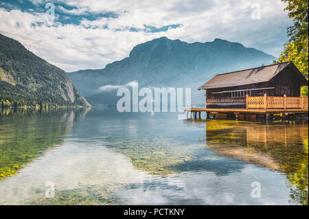 Capanna di pesca sul lago di Altaussee e la montagna Trisselwand in background, Altaussee, Stiria, Austria Foto Stock