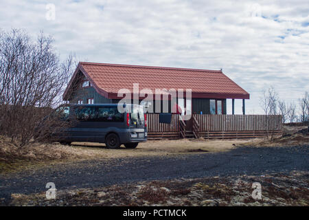 Cottage in stile scandinavo in Islanda. Bellissimo paesaggio sfondo Foto Stock